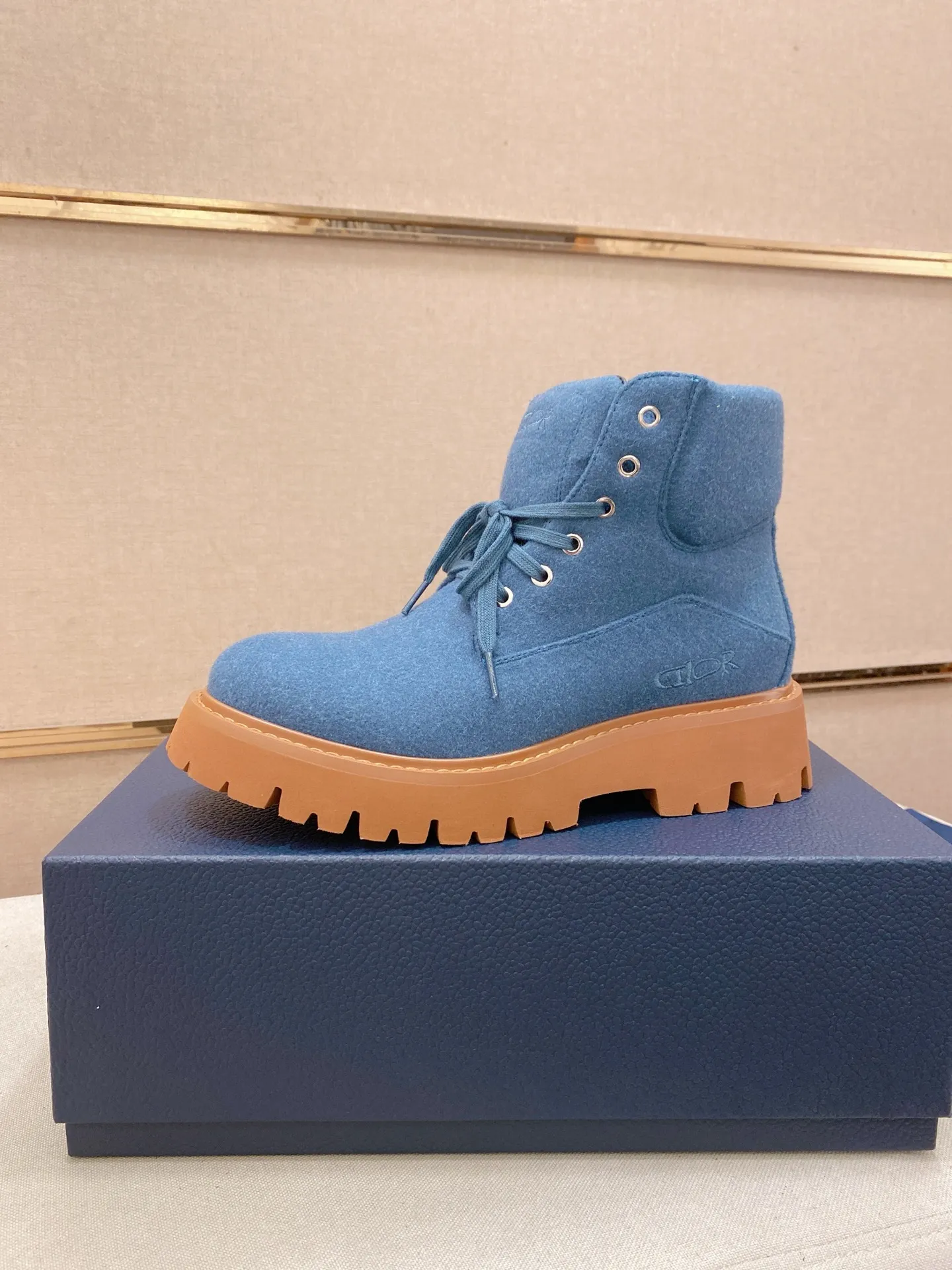 Factory price: 560💰[Dior·Dior] New casual high-top men's shoes, new spring and summer design, perfect workmanship, lace-up lazy style to create cabinet quality, upper: imported first-layer cowhide, high-grade sheepskin lining soft and comfortable, ultra-light TPU wear-resistant outsole, simple, versatile fashion men's shoes, excellent color code number 38-44. Customized at 45.46